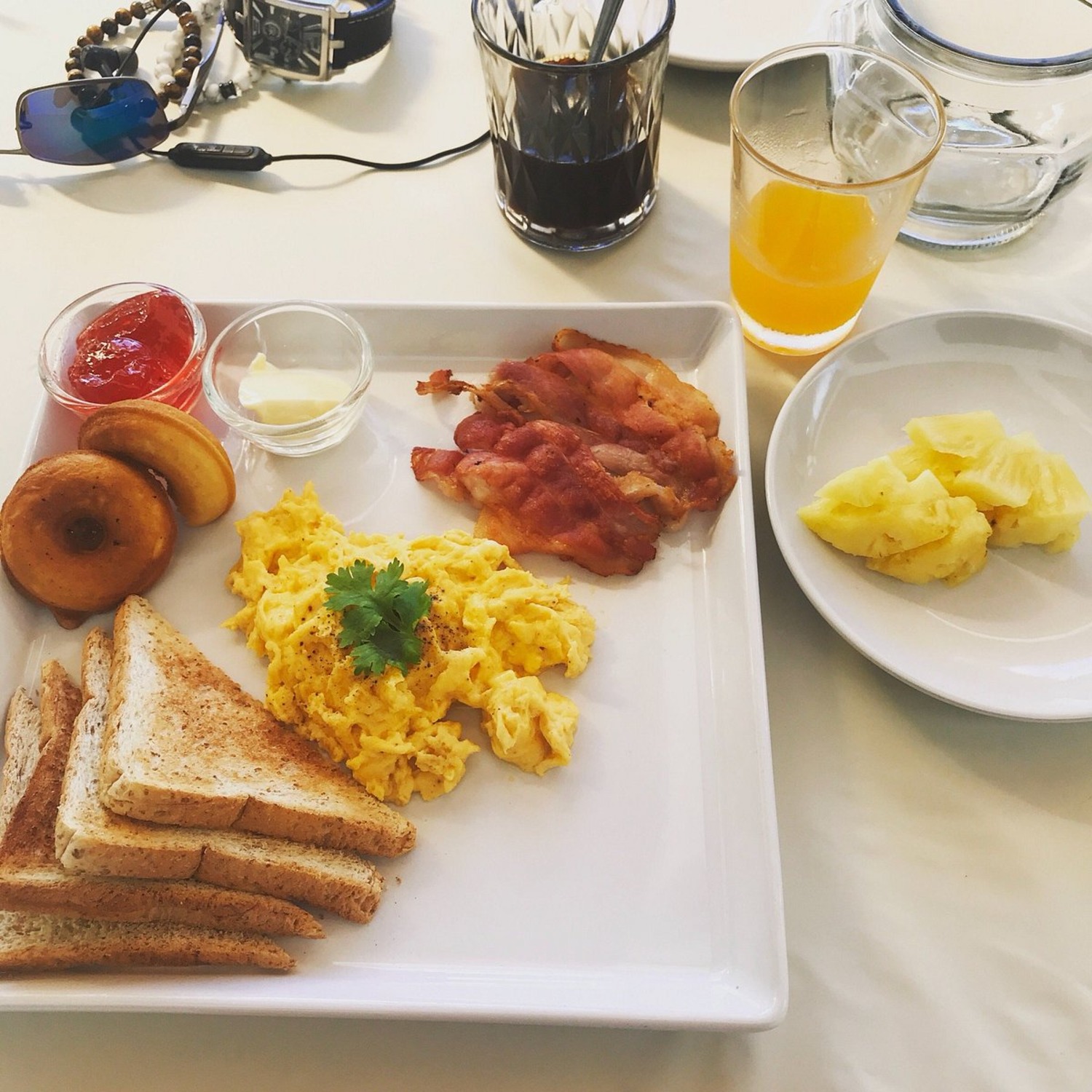 A cooked breakfast of scrambled eggs, bacon, toast, fruit, juice and coffee at Lyndale Lodge