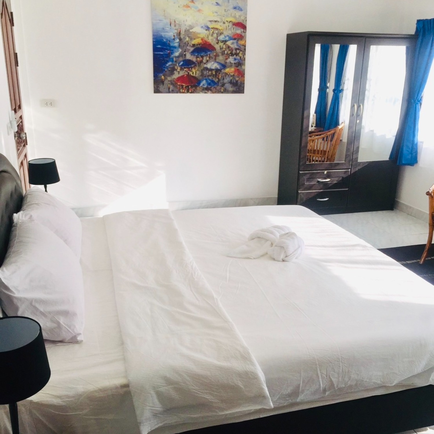 Deluxe Double Room at Lyndale Lodge with a queen bed, mirrored wardrobe and bright window