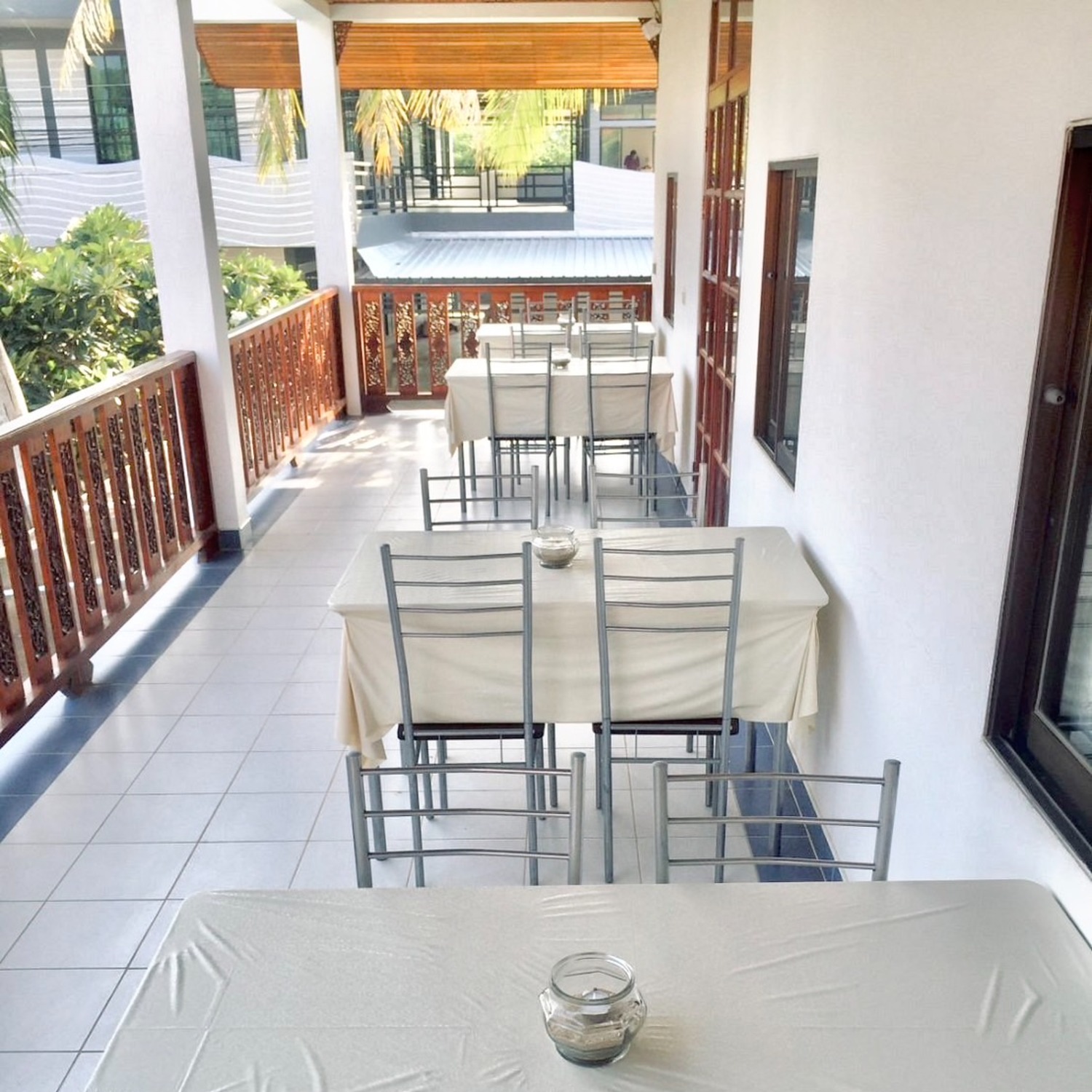 A fresh Thai dish plated on a long white platter beside the pool at Lyndale Lodge