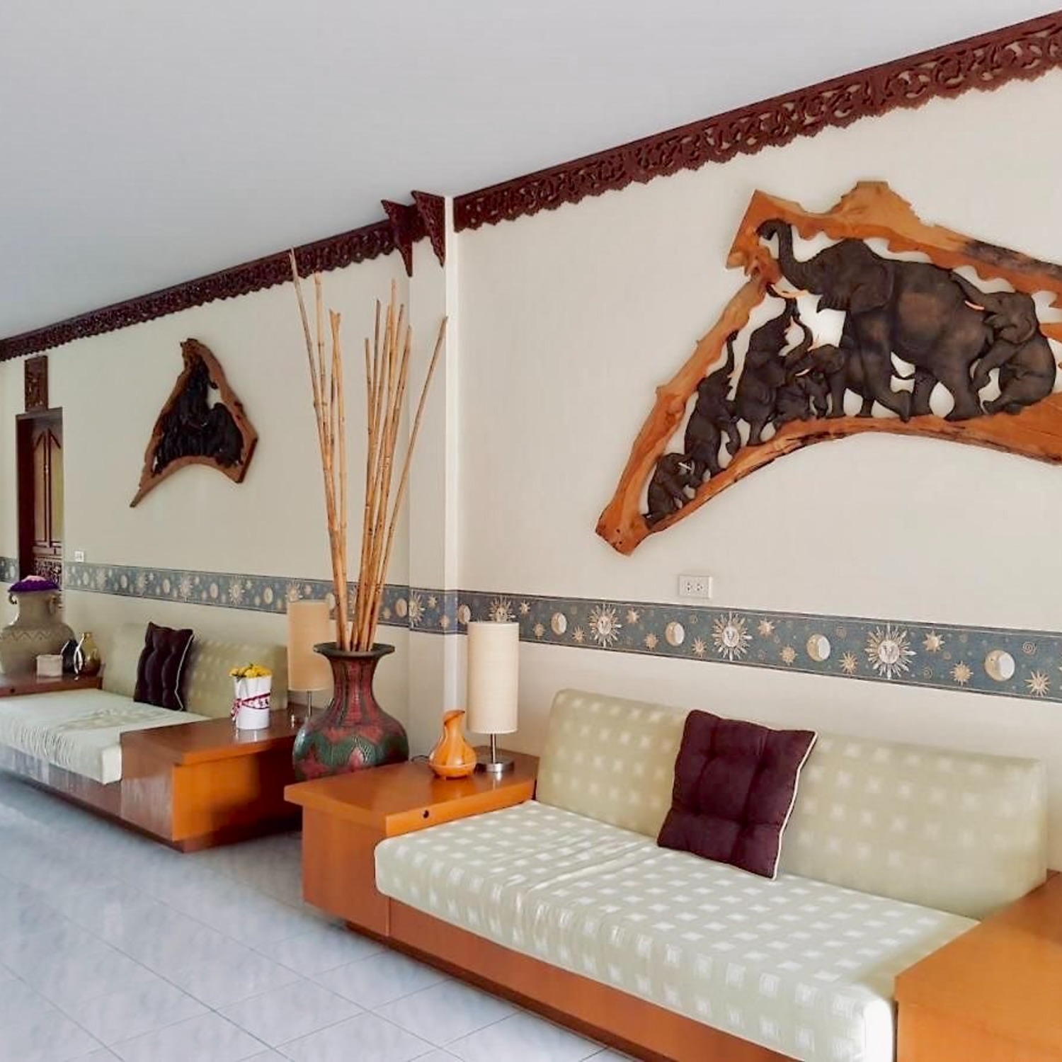 A canopy bed — Lyndale Lodge