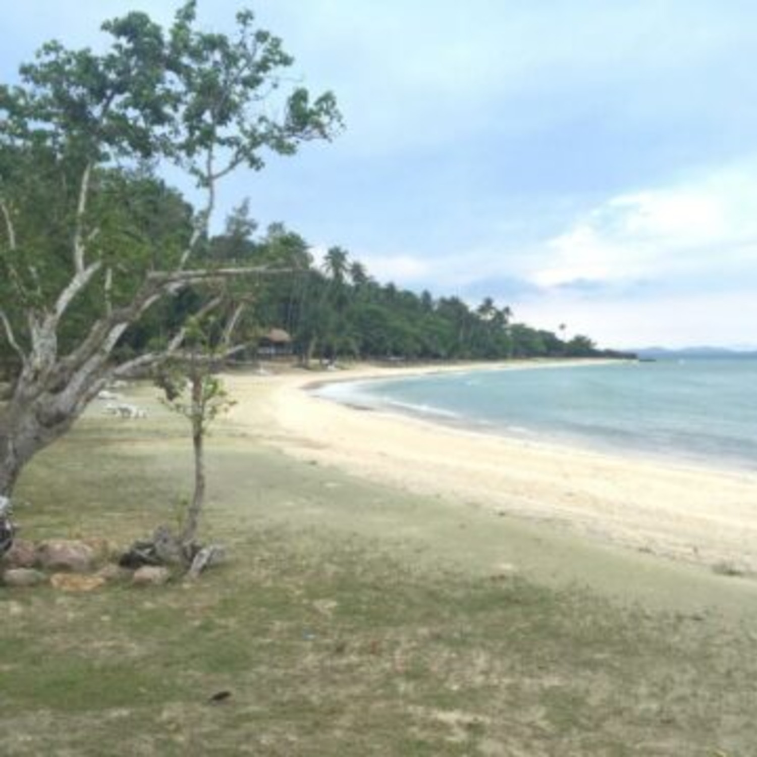 A long, empty white-sand beach at Koh Talu near Lyndale Lodge
