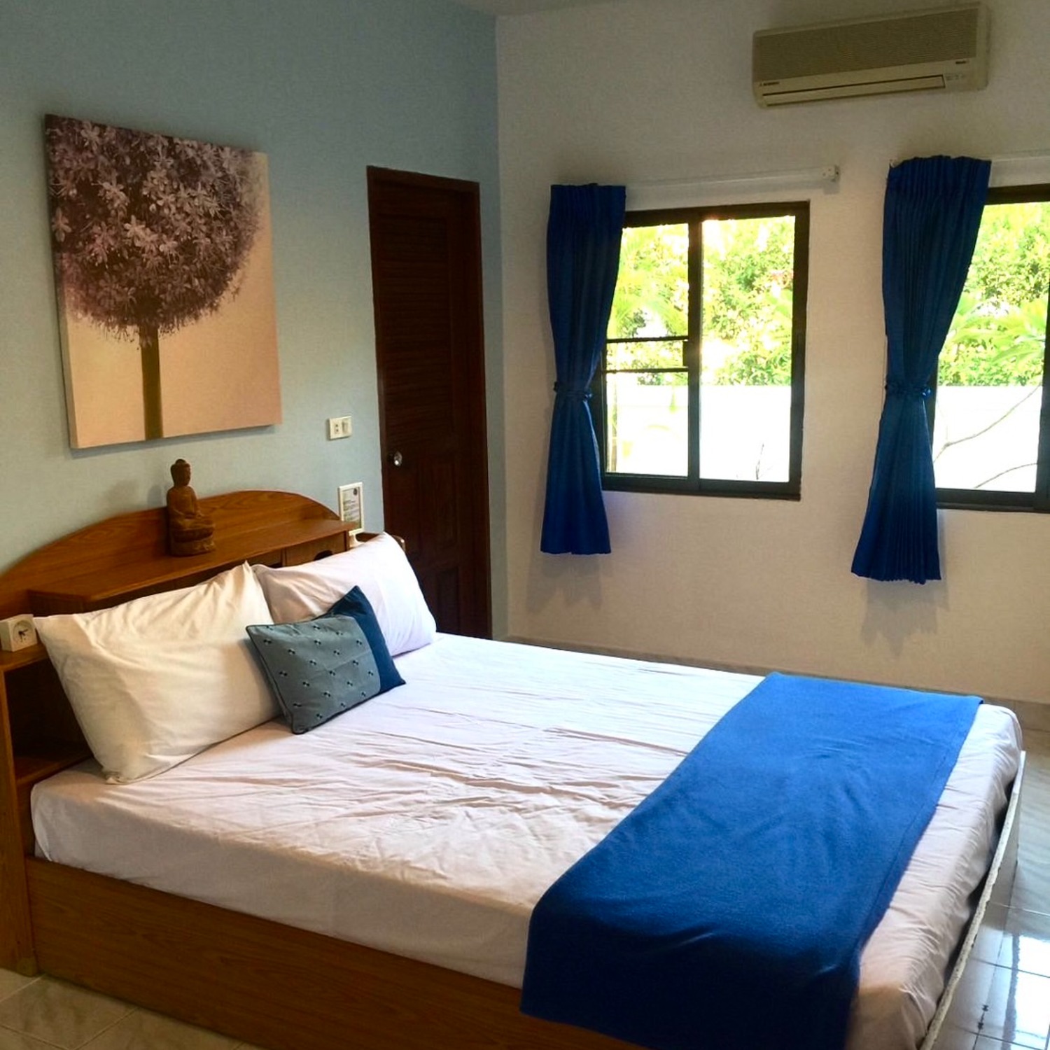 Standard Double Room at Lyndale Lodge with a double bed, air conditioning and garden-view windows